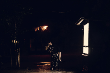 夜の情熱の概念 新婚旅行でパリの街中でセクシーなカップルは 通りに屋外キス 2 恋人たちがキスします の写真素材 画像素材 Image