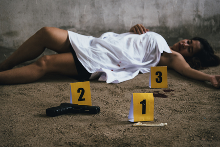 女性　レイプ死体 