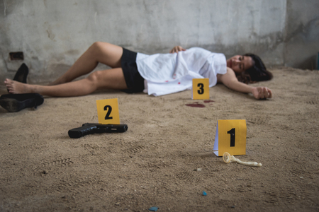若い女性のレイプ死体 