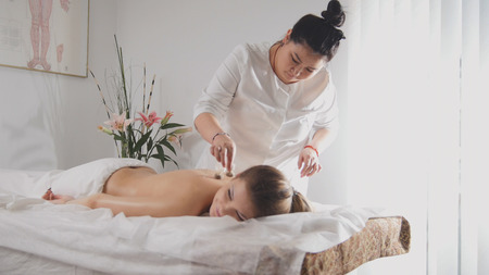 かわいい若い女の子の裸木を竹の棒で の写真素材 画像素材 Image かわいい若い女の子の裸木を竹の棒で の写真素材 画像素材 Image