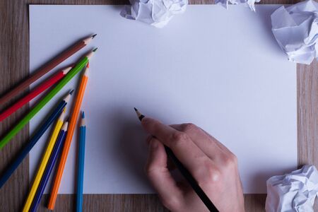 学校コンセプト 下書きの鉛筆と紙の白いシートに書き込む準備をして子供の手に戻る白い用紙に色鉛筆 の写真素材 画像素材 Image 学校コンセプト 下書きの鉛筆と紙の白いシートに書き込む準備をして子供の手に戻る白い用紙に色鉛筆 の写真素材 画像素材 Image