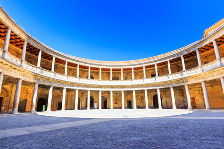 グラナダのアルハンブラ宮殿 カルロス 5 世宮殿の中庭 の写真素材 画像素材 Image グラナダのアルハンブラ宮殿 カルロス 5 世宮殿の中庭 の写真素材 画像素材 Image