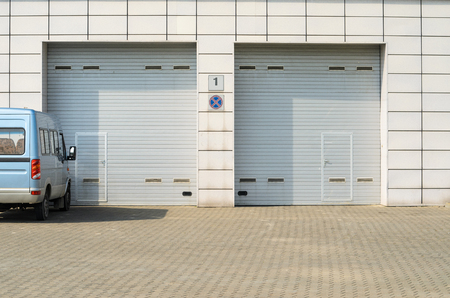 2つの灰色のガレージドアと駐車したミニバス より小さい個人的なドアの包含が付いている大きい自動上および上のガレージのドア の写真素材 画像素材 Image 2つの灰色のガレージドアと駐車したミニバス より小さい個人的なドアの包含が付いている大きい自動上および上のガレージのドア の写真素材 画像素材 Image