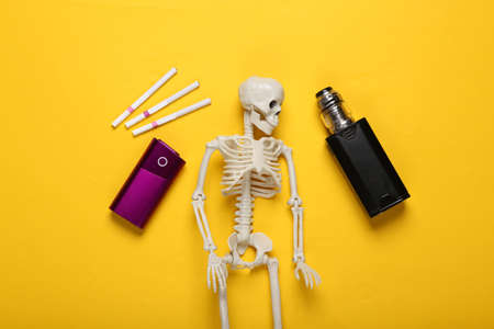 Squelette Avec Cigarette Imgenes y Fotos - 123RF