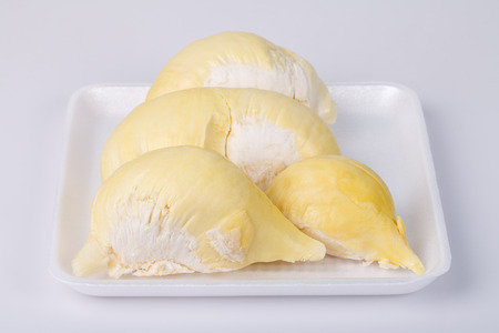 Durian: Vua của các loại trái cây, sầu riêng trên nền trắng