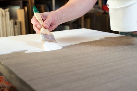 Kunstler Leinwand Auf Mann Hand Leinwand Trage Und Heftklammer Pistole Auf Dem Tisch Lizenzfreie Fotos Bilder Und Stock Fotografie Image