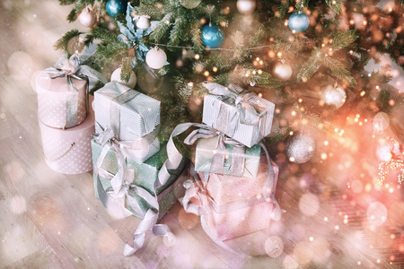 木の素朴な装飾とロフトの内部でその下にプレゼントとクリスマスツリー の写真素材 画像素材 Image