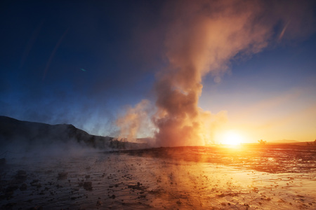 Geysers in iceland. fantastic kolory.turysty watch the beauty of the world.