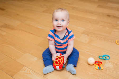 Baby Lernen Mit Hölzernen Push Walker In Weißen Schlafzimmer Baby Lernen Mit Hölzernen Push Walker In Weißen Schlafzimmer