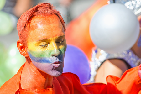 ストックホルム スウェーデン 15 年 8 月 1 日 赤い髪と面をストックホルムのプライド パレードで虹色でカラフルな男 通りで約 400 000 人の見物人 の写真素材 画像素材 Image