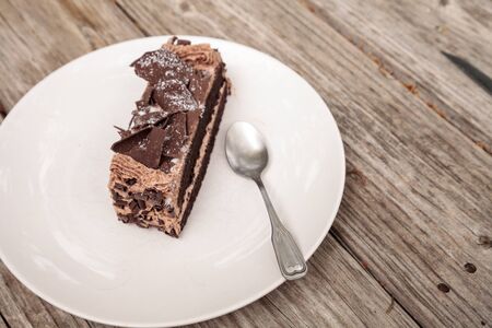 Diable Moelleux Gateau Au Chocolat Appele Gateau Parisien Avec Un Glacage De Mousse Au Chocolat Et Des Flocons De Chocolat Noir Banque D Images Et Photos Libres De Droits Image
