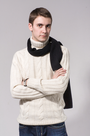 冬の灰色の背景に分離した腕を組んで立っているニットの服の男 の写真素材 画像素材 Image 冬の灰色の背景に分離した腕を組んで立っているニットの服の男 の写真素材 画像素材 Image