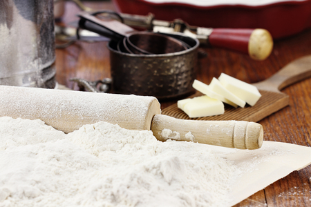 小麦粉で白い小麦粉をまぶした古い木製麺棒カバー メッセージと暗い背景 何か良いで焼いてみましょう 上から撮影した画像 の写真素材 画像素材 Image 小麦粉で白い小麦粉をまぶした古い木製麺棒カバー メッセージと暗い背景 何か良いで焼いてみましょう 上から撮影した画像 の写真素材 画像素材 Image