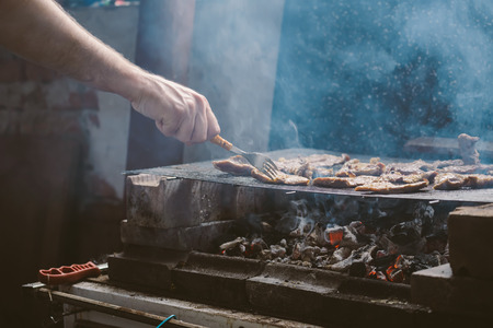grilled pork: Con người nướng thịt heo thịt nướng trên thịt nướng, ánh sáng tự nhiên, retro toned, tập trung lựa chọn với độ sâu nông cạn của lĩnh vực. Kho ảnh