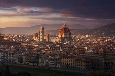 Florencja lub firenze, katedra duomo, bazylika santa maria del fiore punkt orientacyjny i giotto campanile. widok zachodu słońca z placu michała anioła piazzale. region toskanii, włochy, europa. Zdjęcie Seryjne
