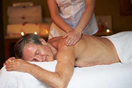 Massage: Старший человек, имеющие массаж в спа-
