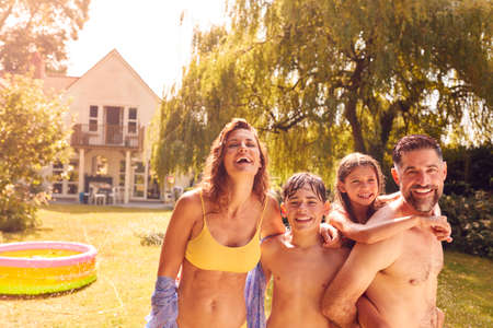 famille naturiste Famille Naturiste Imágenes y Fotos - 123RF
