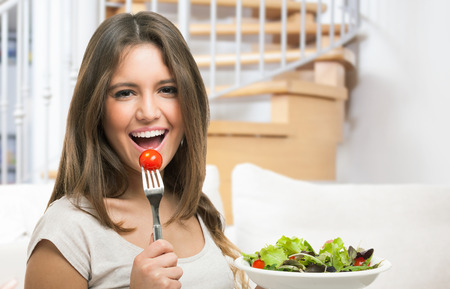 Femme, manger des aliments sains Photo