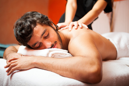 Massage: Человек с массажем в оздоровительном центре
