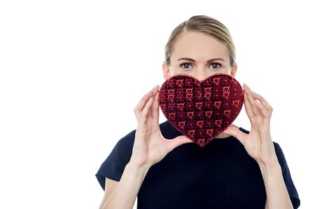 ハート形のギフト ボックスで彼女の顔を隠す女 の写真素材 画像素材 Image