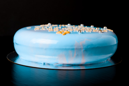 ミラー釉薬と自家製明るいムースケーキ誕生日のテーマです 碑文 お誕生日おめでとう アルトゥール あなたの数式 Reshenii トーンダウン の写真素材 画像素材 Image