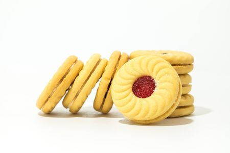 白い背景で隔離の上に充填イチゴジャムとバター クッキー の写真素材 画像素材 Image 白い背景で隔離の上に充填イチゴジャムとバター クッキー の写真素材 画像素材 Image