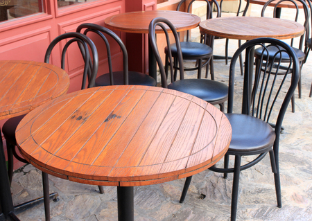 Holztische Und Schwarze Stühle Für Das Mittagessen Außerhalb Altmodische Windsor Stühle an den hölzernen Tisch im