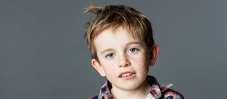 そばかすと厄介な赤髪の健康と子供の頃 灰色の背景 ポートレート クローズ アップの笑顔かわいいやんちゃな若い子供 の写真素材 画像素材 Image