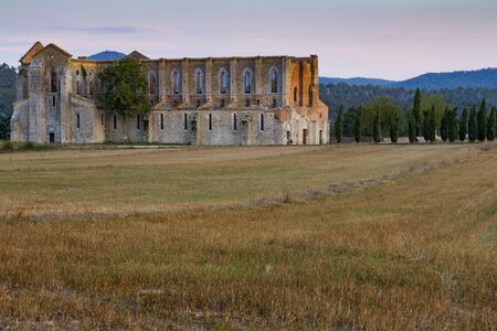 Abbazia abbandonata nel cuore della campagna toscana Stock Photo