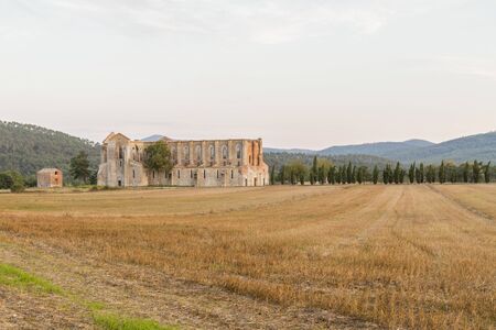 Abbazia abbandonata nel cuore della campagna toscana Stock Photo