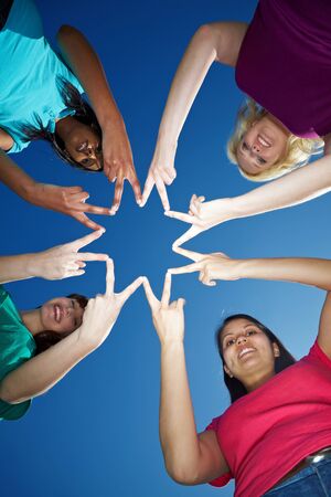 4 人の女性が自分の指で星型のシェイプを形成 の写真素材 画像素材 Image 4 人の女性が自分の指で星型のシェイプを形成 の写真素材 画像素材 Image