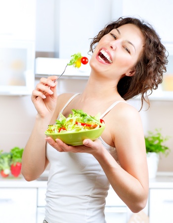 Diät-schöne junge Frau, die Gemüsesalat-Diät isst Schöne junge Frau, die Gemüsesalat isst Foto auf Lager