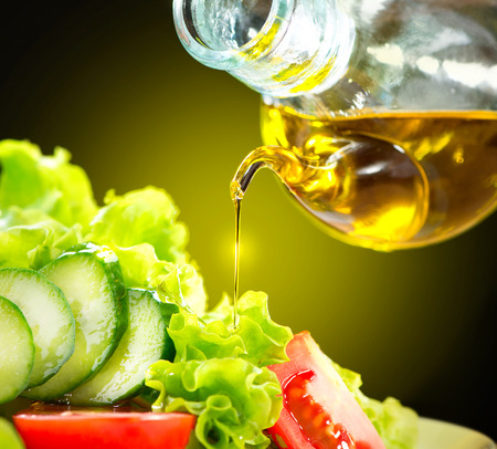 Salade de légumes sains avec vinaigrette à l'huile d'olive