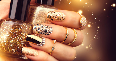 宝石と輝く黄金のマニキュア Nailpolish おしゃれなアクセサリーのボトル の写真素材 画像素材 Image