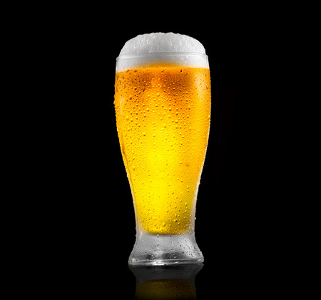 ビール 水で冷たいビールのガラスを削除します 黒い背景に分離したクラフト ビール の写真素材 画像素材 Image