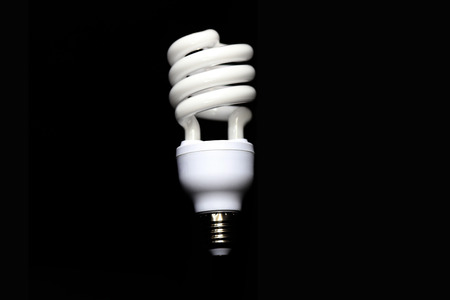 黒い背景に蛍光灯電球を省エネルギー の写真素材 画像素材 Image