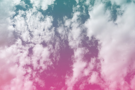 明るいパープル ピンク グラデーション フィルター空と雲の背景 の写真素材 画像素材 Image