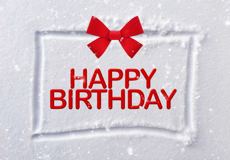 image: 68519214-hand-gezeichnete-quadratische-form-auf-wei%C3%9Fem-sauberem-schnee-mit-rotem-bogen-und-wort-alles-gute-zum
