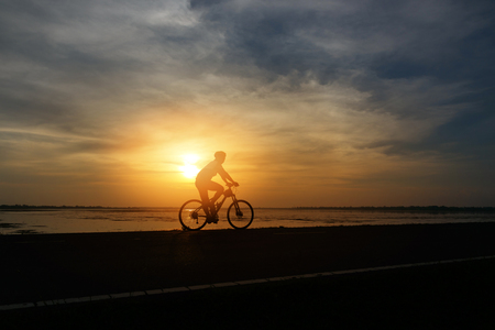 自転車 を 押し ながら 帰る 夕暮れ