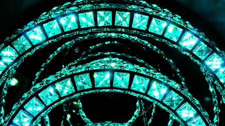 明るい 3 つの円結晶と別のよりも大きい 1 つきれいに輝きと大きな高級モダンなランプの中の光の石 ブライト クリスタル ダイヤモンド高級デザイン シャンデリア の写真素材 画像素材 Image