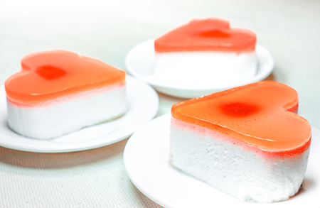 丸い白い皿の上にベリーの中で新鮮な赤オレンジ ゼリー ハートケーキが横たわっていた 甘いゼリー ホワイト ハート型ケーキはコンクリート背景です バレンタインの心愛のケーキ 本文の空きスペース の写真素材 画像素材 Image 丸い白い皿の上にベリーの中で新鮮な赤オレンジ ゼリー ハートケーキが横たわっていた 甘いゼリー ホワイト ハート型ケーキはコンクリート背景です バレンタインの心愛のケーキ 本文の空きスペース の写真素材 画像素材 Image