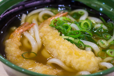 天ぷらうどん野菜とエビのレシピ 天ぷらはエビを意味し うどんは平均日本人の麺 の写真素材 画像素材 Image