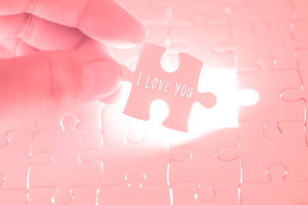 あなたは男性の手で保持されているピンクのジグソーパズルで私の言葉を結婚しますか バレンタインデーの概念結婚と結婚式のプロポーズ の写真素材 画像素材 Image あなたは男性の手で保持されているピンクのジグソーパズルで私の言葉を結婚しますか バレンタインデーの概念結婚と結婚式のプロポーズ の写真素材 画像素材 Image