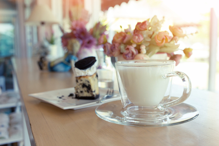 朝のケーキと温かい飲み物牛乳 の写真素材 画像素材 Image