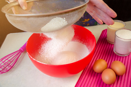 調理スポンジケーキのための材料や調理器具を焼きます プロセス調理スポンジケーキ 生地を混ぜる女性 の写真素材 画像素材 Image