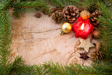 Weihnachtsdekoration Mit Rotem Adventskerzen Und Tannenzweigrahmen Draufsicht Mit Kopienraum Auf Holz Weihnachtsschmuck Grenze Mit Tannenzweigen Und Dekoration Lizenzfreie Fotos Bilder Und Stock Fotografie Image 66308176
