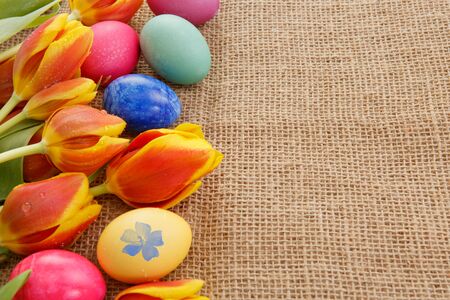 イースターの背景に卵 チューリップ 茶色の布背景のコピー スペース ホリデー カード の写真素材 画像素材 Image イースターの背景に卵 チューリップ 茶色の布背景のコピー スペース ホリデー カード の写真素材 画像素材 Image