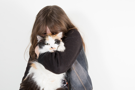 美しい若い女の子が素敵な若い猫の子猫とポーズ の写真素材 画像素材 Image