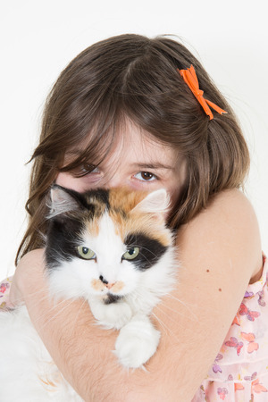美しい若い女の子が素敵な若い猫の子猫とポーズ の写真素材 画像素材 Image