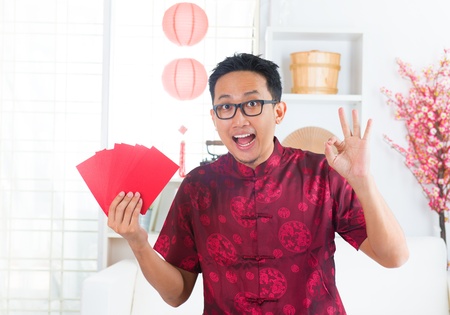 東南アジアの中国人男性が多く赤のパケットを指して アン ブン 屋内 の写真素材 画像素材 Image 東南アジアの中国人男性が多く赤のパケットを指して アン ブン 屋内 の写真素材 画像素材 Image